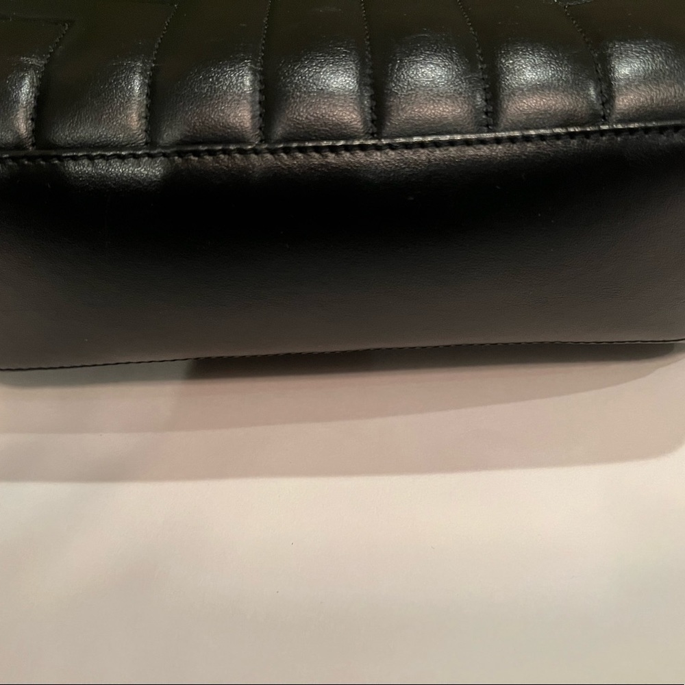 used twice ONLY. selling this bag due to my arthritis- can’t wear chain bags
